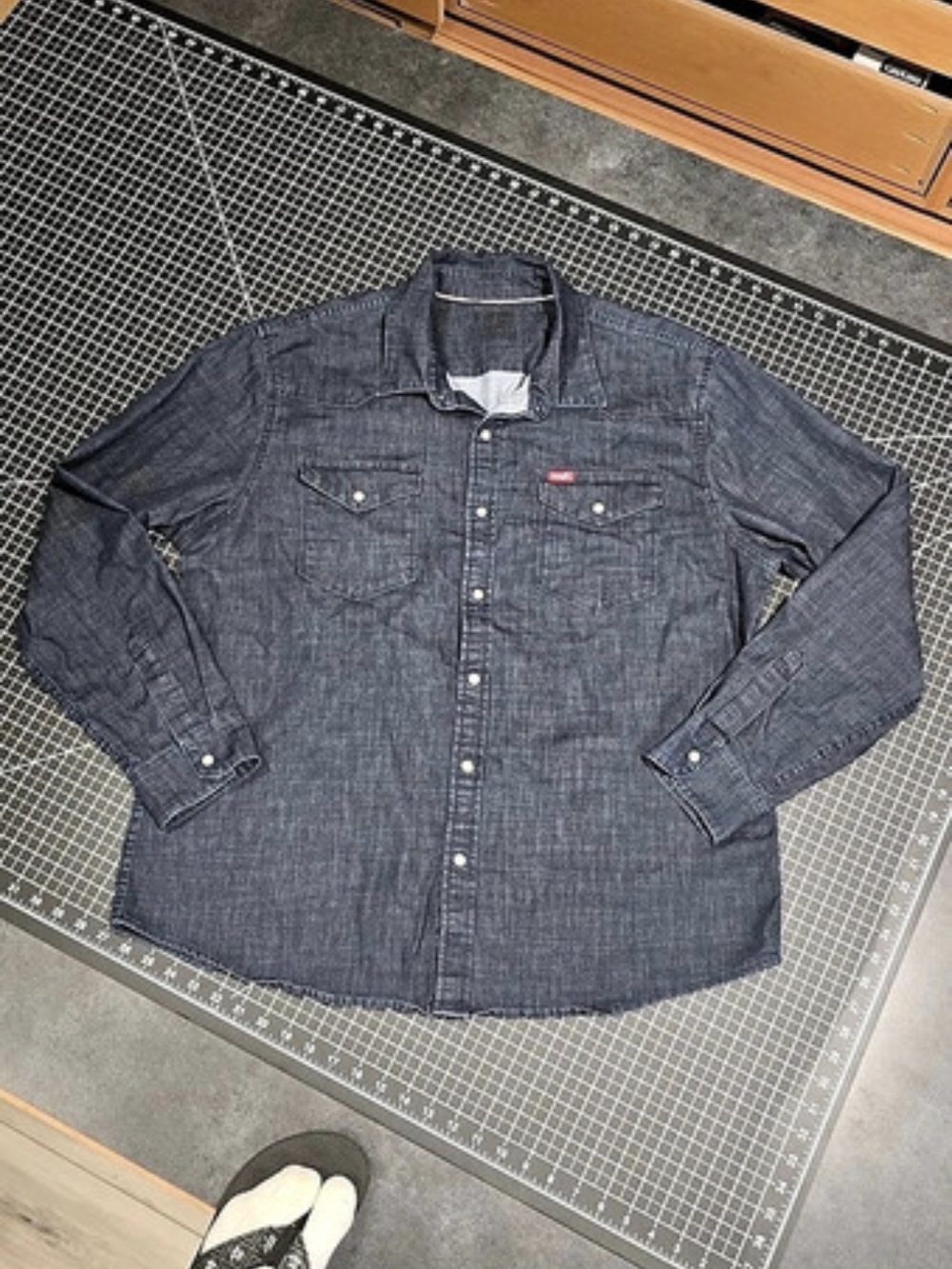 XL Wrangler Slim Fit Stretch Denim Snap-Front Shirt in Dark Wash Color